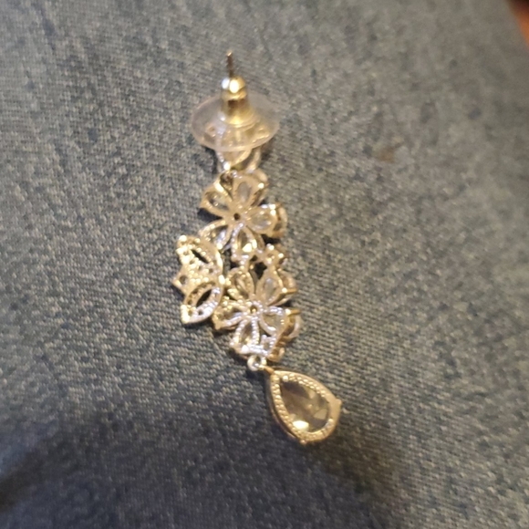 Tear drop crystal earrings - Picture 4 of 4